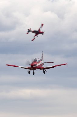 Avalon, Avustralya - 28 Şubat 2015: Avustralya Kraliyet Hava Kuvvetleri 'nden (RAAF) iki Pilatus PC-9A Trainer uçağı Avalon Havalimanı' na iniş yapmak üzere iniş yaparken formasyon akrobatik ekran ekibi. 