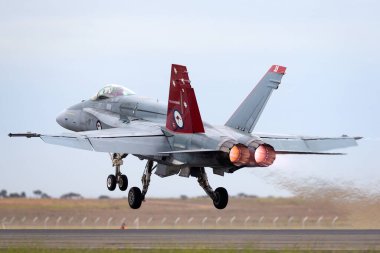 Avalon, Avustralya - 28 Şubat 2015: Kraliyet Avustralya Hava Kuvvetleri (RAAF) McDonnell Douglas F / A-18A Yaban Arısı savaş uçağı A21-35 ve RAAF tarafından yapılan F / A-18 operasyonlarının 30. yıldönümü anısına özel olarak işaretlenmiş bir kuyruğu vardır..
