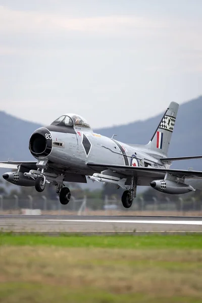 2015年2月27日 旧オーストラリア空軍 Raaf コモンウェルス航空機公社 英語版 27セイバー 86セイバー ジェット機Vh Ipnがアバロン空港に着陸 — ストック写真