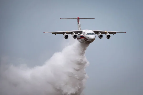 Avalon, Avustralya - 27 Şubat 2015: Coulson Havacılık BAE Sistemleri 146 (Avro RJ85) hava savunma uçağı N35AC çok miktarda su düşürdü. 