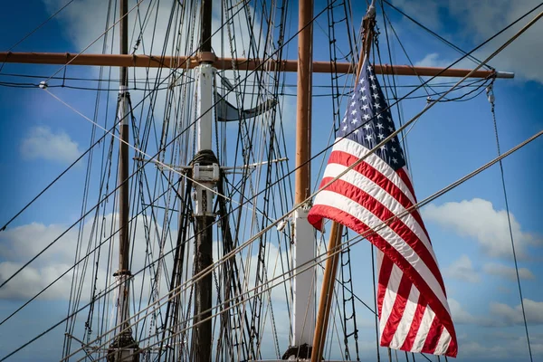 Amerikai Zászló Egy Vitorlás Hajó Hátulján San Diegóban Kaliforniában — Stock Fotó