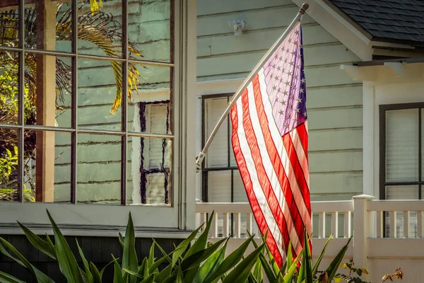 Güney Kaliforniya Caddesinde Bayraklar — Stok fotoğraf