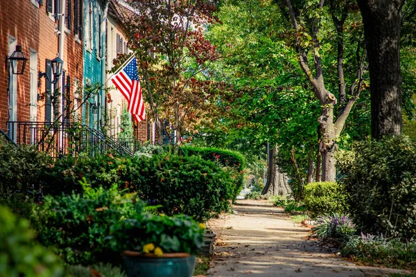 Flag Flying Virginia Street Cobblestone Sidewalks Historic Red Brick Houses — Stock Photo, Image