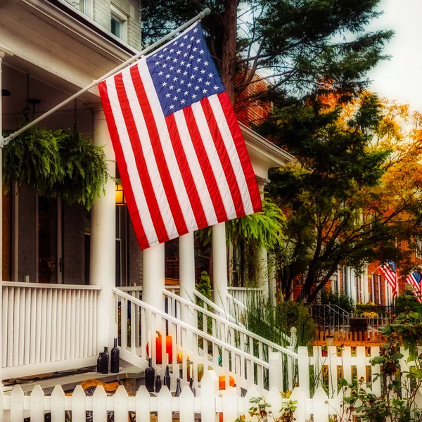 Virginia Nın Kuzeyindeki Tarihi Bir Mahallede Dalgalanan Bir Bayrak — Stok fotoğraf