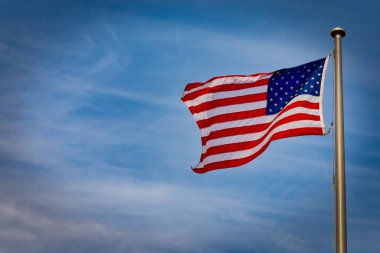 Rüzgarda dalgalanan Amerikan bayrağı.