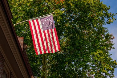 ABD bayrağı genellikle sokakta görülen Betsy Ross Bayrağı olarak adlandırılır Philadelphia 'daki bir binada asılı olduğu gibi, PA.