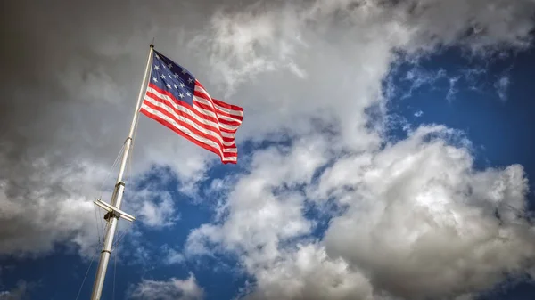 Uma Bandeira Americana Estrelas Voando Poste Dia Ventoso — Fotografia de Stock