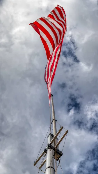 Strepen Van Een Amerikaanse Vlag Wapperend Een Paal Een Winderige — Stockfoto