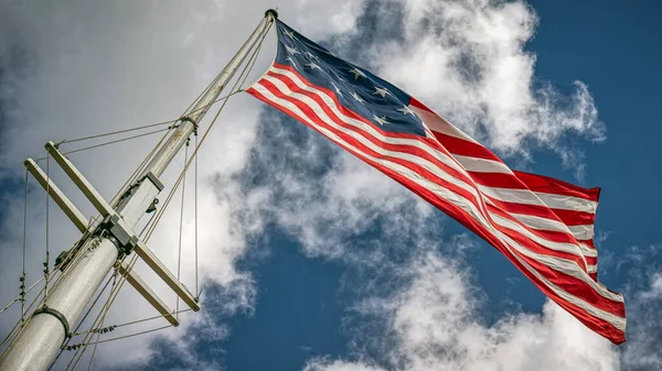 Uma Bandeira Americana Estrelas Voando Poste Dia Ventoso — Fotografia de Stock