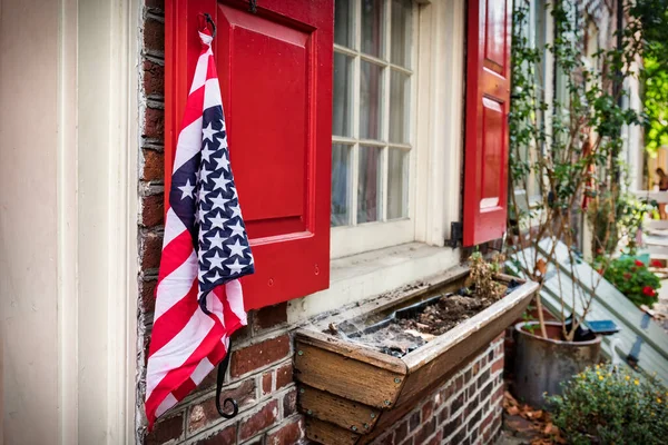 Philadelphia Daki Eski Bir Evin Kepenklerinden Sarkan Bir Amerikan Bayrağı — Stok fotoğraf