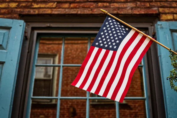 Philadelphia Bir Sokak Lambasına Asılı Duran Bir Amerikan Bayrağı — Stok fotoğraf