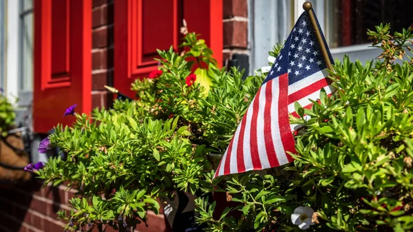 Eine Amerikanische Flagge Sitzt Einem Blumentopf Der Nähe Eines Fensters — Stockfoto