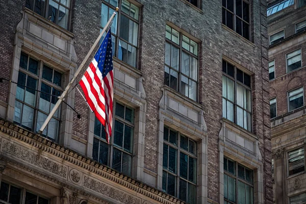 Una Bandera Americana Soplando Viento Mientras Cuelga Edificio Nueva York —  Fotos de Stock