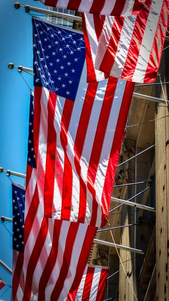 Várias Bandeiras Americanas Soprando Vento Enquanto Penduradas Edifícios Nova York — Fotografia de Stock
