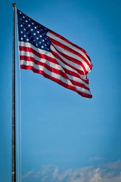 Amerikansk Flagga Som Blåser Vinden Medan Den Hänger Från Flaggstång — Stockfoto