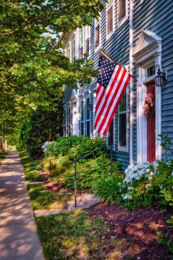 Virginia, Fort Belvoir yakınlarında gün doğumunda ön kapıda Amerikan bayrağı asılı..