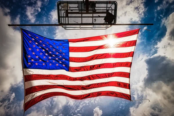 Zon Schijnt Achter Strepen Van Een Amerikaanse Vlag Die Net — Stockfoto