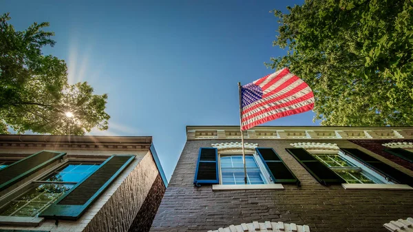 Flaga Powiewająca Słoneczny Poranek Budynku Alexandrii Wirginii — Zdjęcie stockowe
