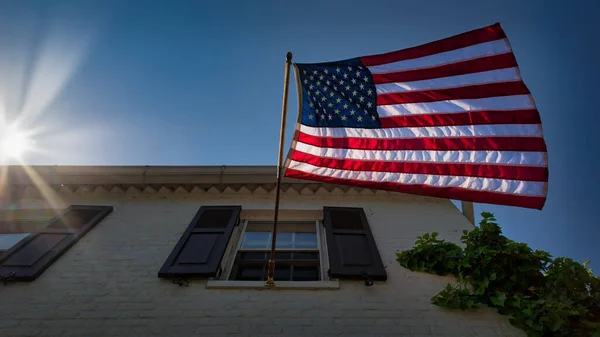 Uma Bandeira Voando Sobre Edifício Alexandria Virgínia — Fotografia de Stock
