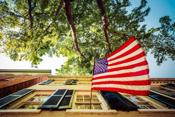 Blick Auf Eine Amerikanische Flagge Die Einem Gebäude Alexandria Virginia — Stockfoto