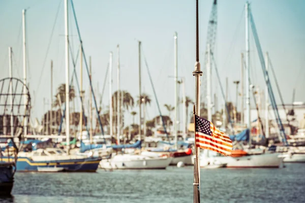 Güney Kaliforniya Marinasında Bir Teknenin Arkasında Bir Bayrak — Stok fotoğraf