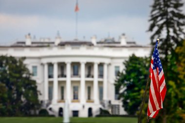 Washington 'da Beyaz Saray önünde duran bir turistin Amerikan bayrağı..