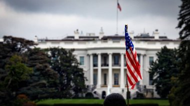 Washington 'da Beyaz Saray önünde duran bir turistin Amerikan bayrağı..