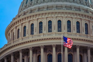 Washington DC 'nin arka planında Amerikan bayrağı var..