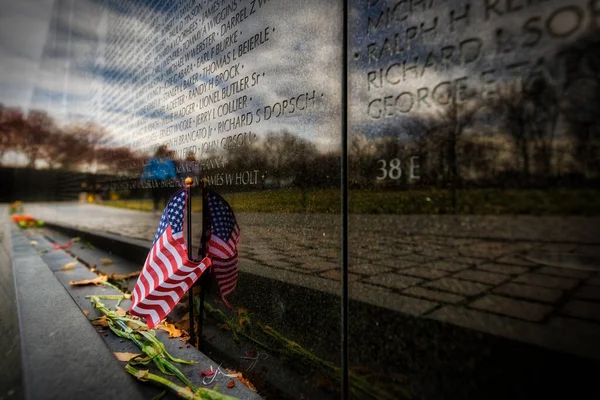 Een Amerikaanse Vlag Geplaatst Het Vietnam Veterans Memorial Washington Onafhankelijkheidsdag — Stockfoto