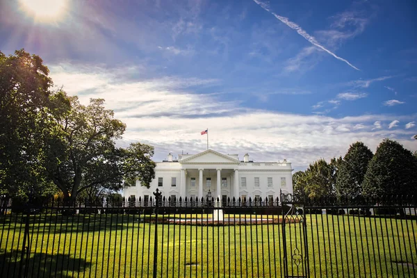 在阳光灿烂的十月的一天 可以看到华盛顿的白宫北草坪 — 图库照片