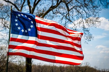 Bu tasarım Betsy Ross bayrağı olarak kabul edilir, onun diktiği stil olarak kabul edilir..