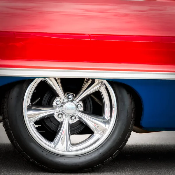 Carro Americano Clássico Com Hubcaps Atualizados Dos Anos Sessenta Vermelho — Fotografia de Stock