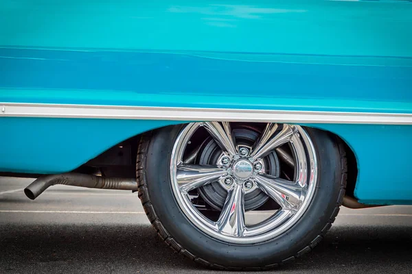 ベビーブルーで60年代から 更新されたハブキャップを持つ古典的なアメリカ車 — ストック写真