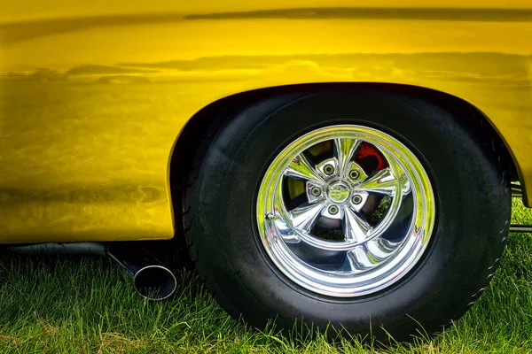 Tył Klasycznego Amerykańskiego Samochodu Wczesnych Lat Tych Kolorze Żółtym — Zdjęcie stockowe