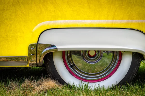 リアホイールスカートと50年代のアメリカのクラシックカーの白い壁のタイヤ — ストック写真