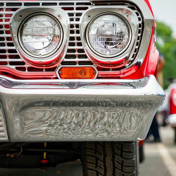 Een Bezichtiging Van Voorkant Van Een Sixties Klassieker Amerikaanse Auto — Stockfoto