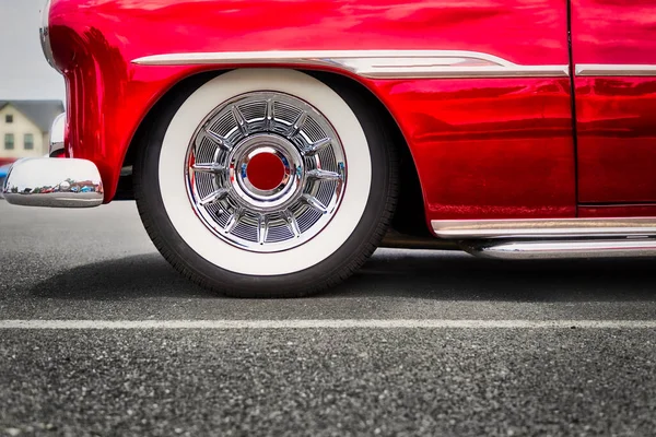 Los Neumáticos Pared Blanca Parte Delantera Coche Americano Clásico Principios — Foto de Stock