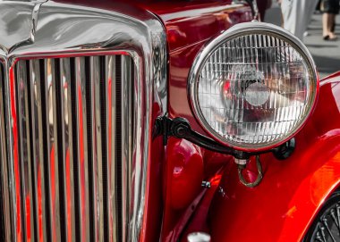Klasik bir Avrupa arabasının far ve ızgarası..