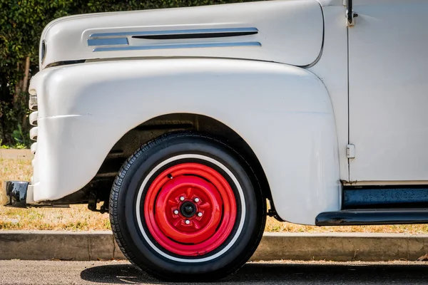 南カリフォルニア通りの40年代後半のピックアップトラック — ストック写真