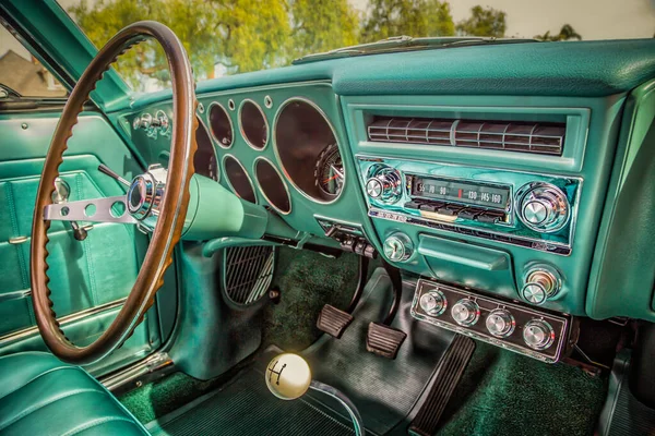 Voiture Classique Des Années Soixante Radio Avec Boutons Poussoirs Manivelles — Photo