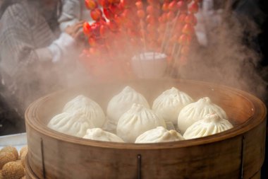Tokyo yakınlarındaki Yokohama Japonya 'nın Çin Mahallesi' nde ahşap bir buharlı tencerede yemek pişirmek..
