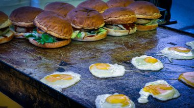 Yerel bir lezzet, yumurtalı hamburgerler, Shimoda, Japonya 'da bir festivalde ızgaranın üstünde oturmak.