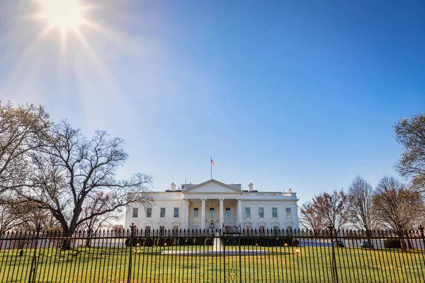 位于华盛顿特区的白宫前草坪上阳光灿烂 — 图库照片