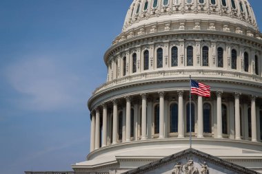 Bir yaz günü, Washington 'daki Birleşik Devletler Kongre Binası' nın bayrağı rüzgarda dalgalanırken..