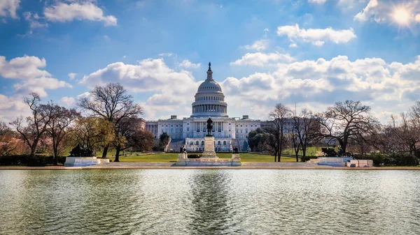 Washington 'daki Amerikan Kongre Binası' nın arkasında bulutlu bir gökyüzü var..