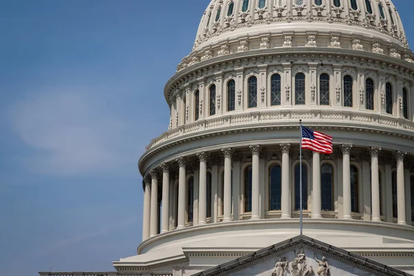 夏天的一天 华盛顿的美国首都大楼在风中飘扬着国旗 — 图库照片