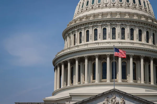 Amerikaanse Hoofdstad Gebouw Washington Een Zomerdag Met Vlag Wapperen Wind — Stockfoto