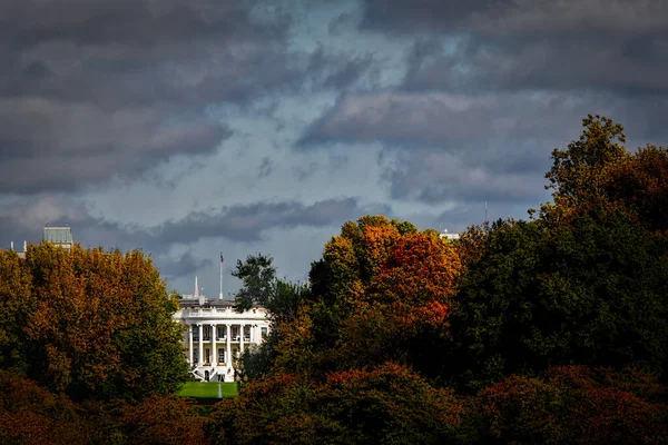 White House Appears Tucked Away National Mall — Stock Photo, Image