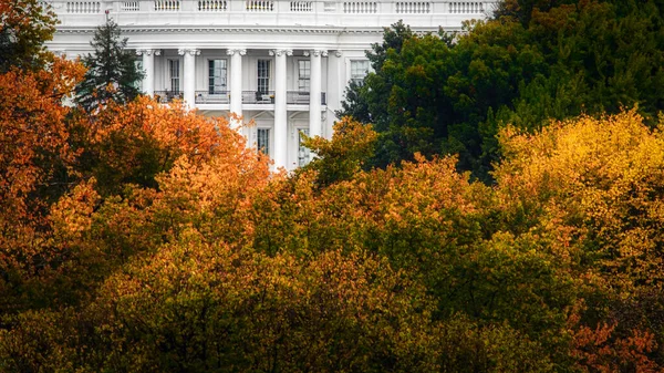 Het Witte Huis Omringd Door Herfstbomen Gezien Vanaf Een Afstand — Stockfoto