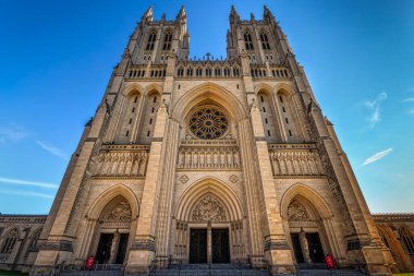 Washington DC 'deki Ulusal Katedral' in önünde..